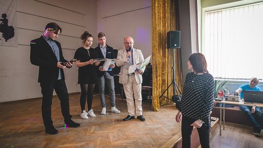 Szkolne zespoły taneczne z Gorlickiego wystąpiły na jednej scenie. Podsumowanie przeglądu „Radość Dzieciom”.