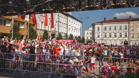 Na gorlickim Rynku zrobiło się biało-czerwono. Razem kibicujemy naszym! (ZDJĘCIA)