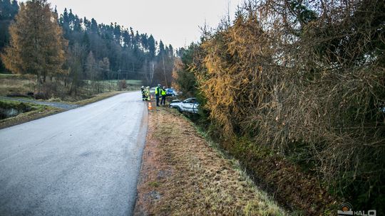 Roztrzaskana osobówka na zjeździe z Klimkówki