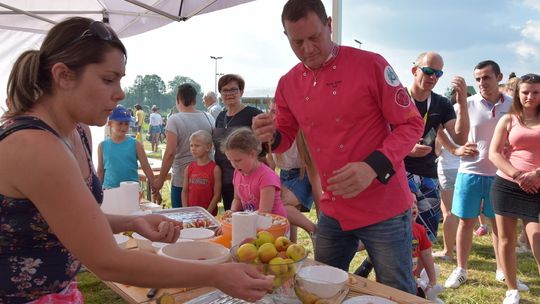 Dzień Strażaka w Sękowej: Kevin Aiston kucharzył razem z dzieciakami, a druhowie przeciagali linę, by wygrać beczkę piwa