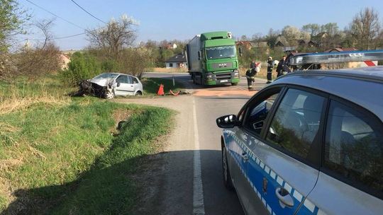 Droga była całkowicie zablokowana – zderzenie osobówki i samochodu ciężarowego na granicy Biecza i Binarowej.