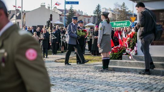 Gorlickie obchody 100. rocznicy odzyskania przez Polskę niepodległości. O godzinie 12.00 wybrzmiał hymn.