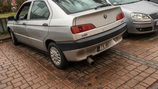 Stoi sobie na parkingu alfa romeo. Stoi już tak ze dwa miesiące.