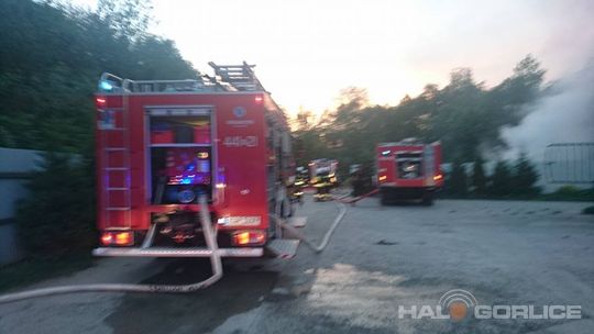 Ropica Górna. Pożar zabudowań. Na miejscu kilka zastępów straży pożarnej.