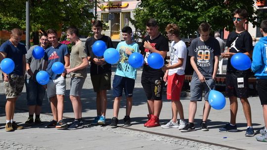 Bycie Eko jest trendy. Na płycie Rynku zaświeciła żywa żarówka.