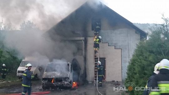 Ropica Górna. Pożar zabudowań. Na miejscu kilka zastępów straży pożarnej.