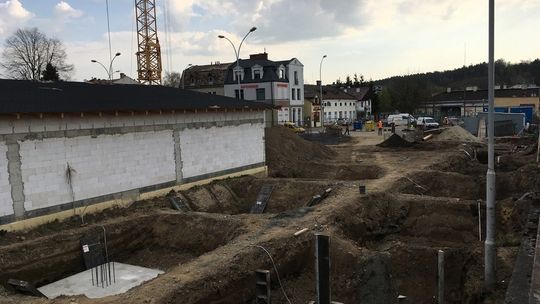 Wylewają beton pod fundamenty przyszłej galerii. Jak duży będzie budynek?