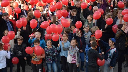 Na płycie Rynku powstała żywa flaga. Tak Gorlice świętują Niepodległość!