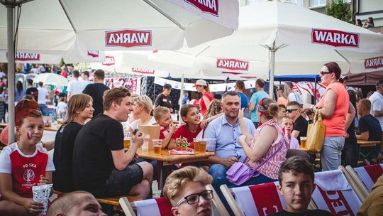 Na gorlickim Rynku zrobiło się biało-czerwono. Razem kibicujemy naszym! (ZDJĘCIA)