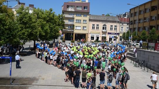 Bycie Eko jest trendy. Na płycie Rynku zaświeciła żywa żarówka.