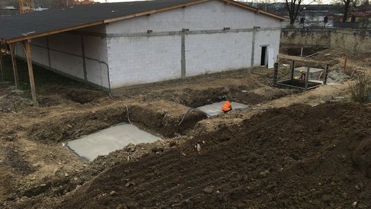 Wylewają beton pod fundamenty przyszłej galerii. Jak duży będzie budynek?