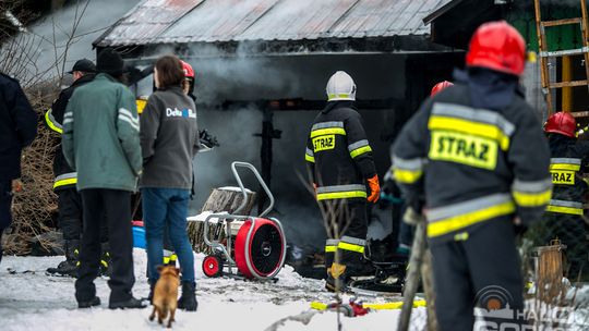 Spalił się dom w środku lasu, 5-osobowa rodzina bez dachu nad głową