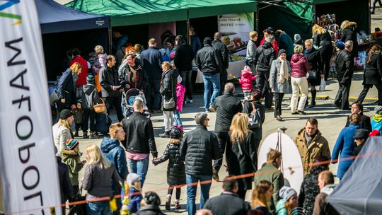 Rynek pełen wielkanocnych smakołyków, Gorliczanie zaopatrują się przed świętami