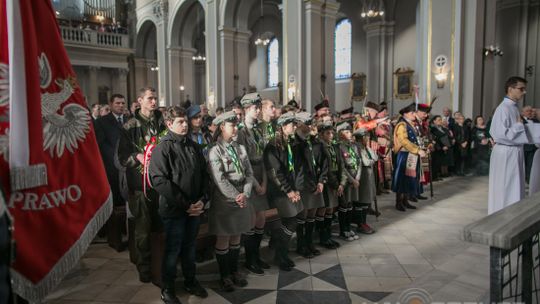 Gorlickie obchody 100. rocznicy odzyskania przez Polskę niepodległości. O godzinie 12.00 wybrzmiał hymn.