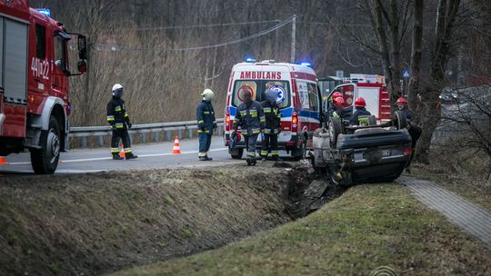 Ropica Górna: opel uderzył w betonowy przepust, dwie osoby ranne