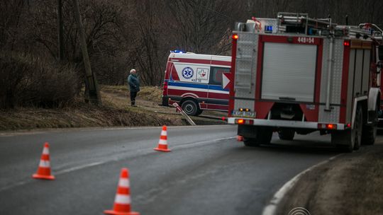 Ropica Górna: opel uderzył w betonowy przepust, dwie osoby ranne