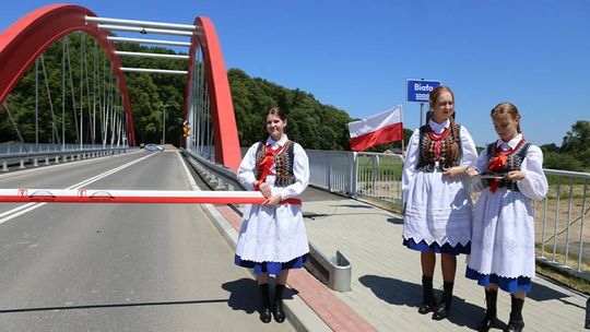 W lewo na Jankową, w prawo na Brzanę. Przez most.