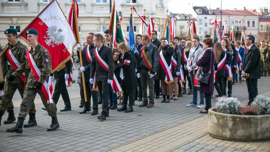 Gorlickie obchody 100. rocznicy odzyskania przez Polskę niepodległości. O godzinie 12.00 wybrzmiał hymn.