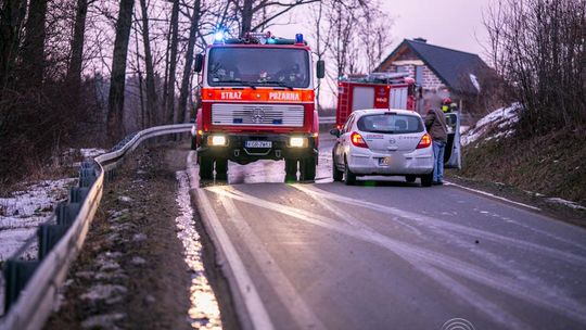 Błoto na drodze, opel na dachu