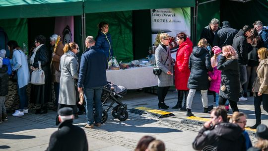 Rynek pełen wielkanocnych smakołyków, Gorliczanie zaopatrują się przed świętami