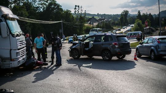 Ropa. Zderzenie motocykla z osobówką. Jedna osoba ranna.