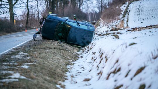 Błoto na drodze, opel na dachu