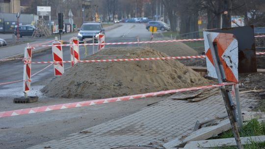 Rozsypane kamienie uszkadzają szyby aut