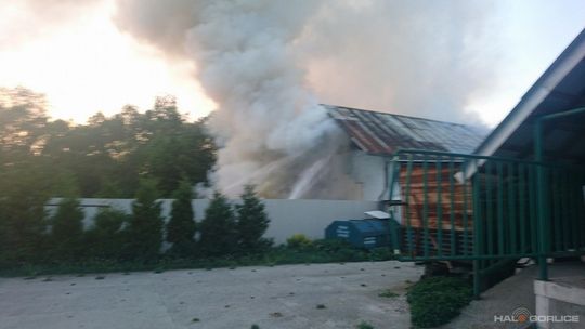 Ropica Górna. Pożar zabudowań. Na miejscu kilka zastępów straży pożarnej.