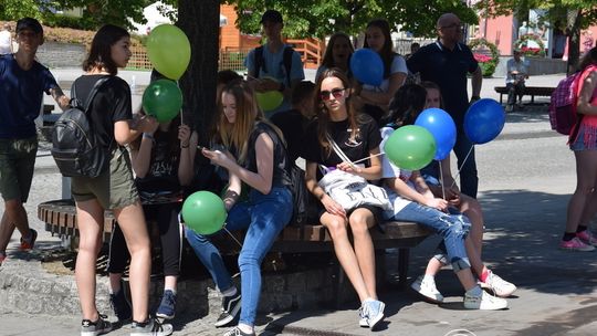 Bycie Eko jest trendy. Na płycie Rynku zaświeciła żywa żarówka.