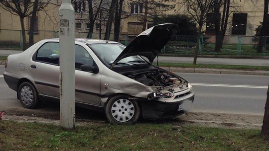 Kolizja na ulicy Bieckiej, w pojazdach wystrzeliły poduszki powietrzne