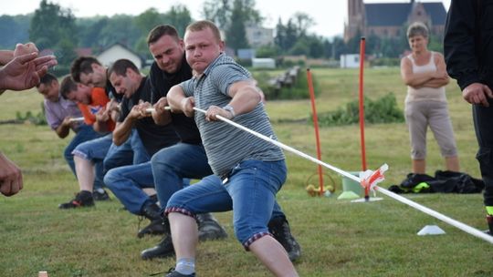 Dzień Strażaka w Sękowej: Kevin Aiston kucharzył razem z dzieciakami, a druhowie przeciagali linę, by wygrać beczkę piwa