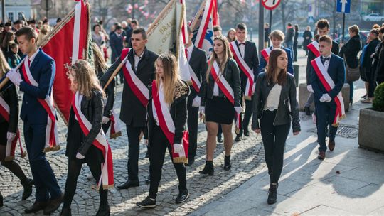 Gorlickie obchody 100. rocznicy odzyskania przez Polskę niepodległości. O godzinie 12.00 wybrzmiał hymn.