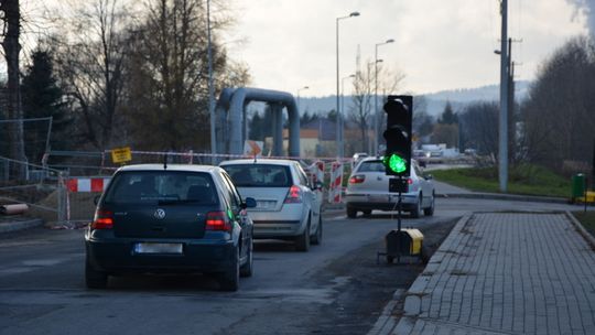 Rozsypane kamienie uszkadzają szyby aut