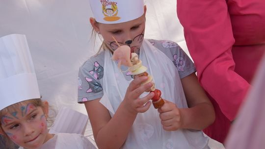 Dzień Strażaka w Sękowej: Kevin Aiston kucharzył razem z dzieciakami, a druhowie przeciagali linę, by wygrać beczkę piwa