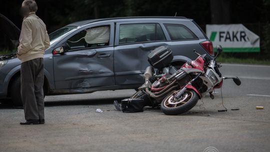 Kolizja motocykla i osobówki w Szymbarku. Jedna osoba poszkodowana (aktualizacja)