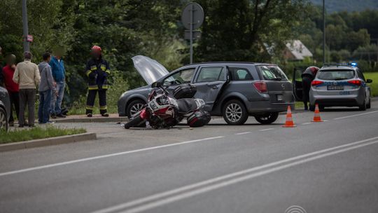 Kolizja motocykla i osobówki w Szymbarku. Jedna osoba poszkodowana (aktualizacja)