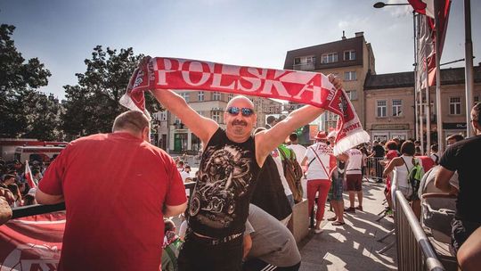 Na gorlickim Rynku zrobiło się biało-czerwono. Razem kibicujemy naszym! (ZDJĘCIA)