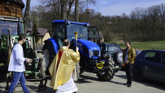 Binarowa: To prawdopodobnie jedyne takie miejsce w Polsce – rolnicy święcą tutaj ciągniki przed rozpoczęciem prac polowych