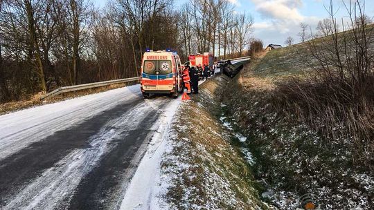 Szklanka na zjeździe z Kwiatonowic, samochód w rowie (AKTUALIZACJA)