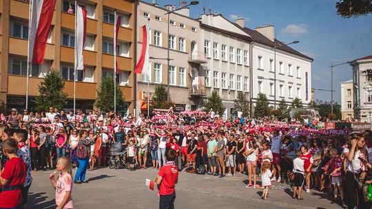 Na gorlickim Rynku zrobiło się biało-czerwono. Razem kibicujemy naszym! (ZDJĘCIA)