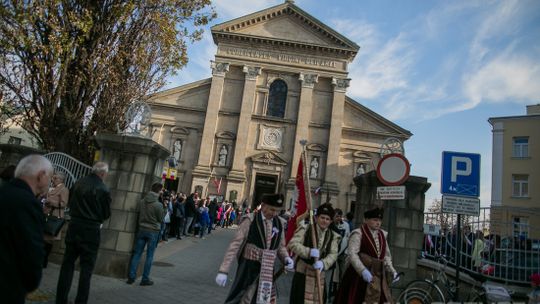 Gorlickie obchody 100. rocznicy odzyskania przez Polskę niepodległości. O godzinie 12.00 wybrzmiał hymn.