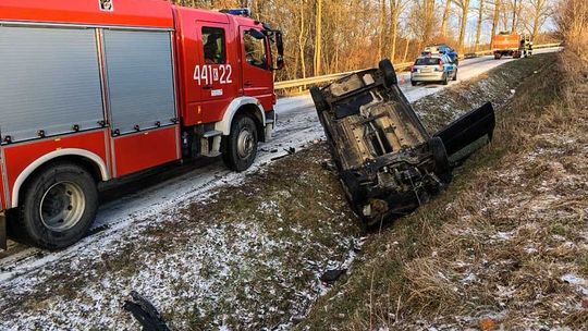 Szklanka na zjeździe z Kwiatonowic, samochód w rowie (AKTUALIZACJA)