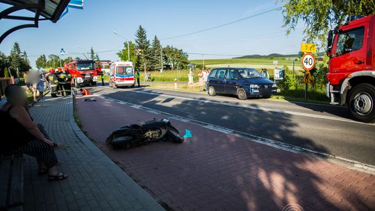 Dominikowice. Zderzenie skutera i osobówki. Jedna osoba ranna.