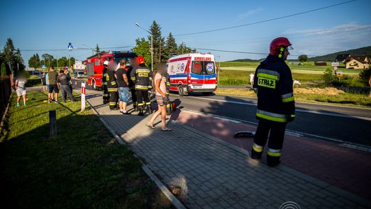 Dominikowice. Zderzenie skutera i osobówki. Jedna osoba ranna.