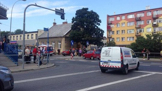 Osobówka kontra autobus. Uderzenie było tak silne, że w volkswagenie złamał się fotel.