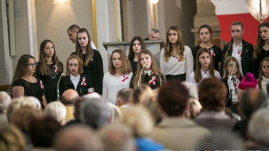 Gorlickie obchody 100. rocznicy odzyskania przez Polskę niepodległości. O godzinie 12.00 wybrzmiał hymn.