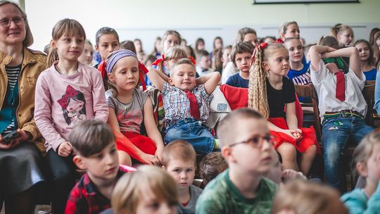 Szkolne zespoły taneczne z Gorlickiego wystąpiły na jednej scenie. Podsumowanie przeglądu „Radość Dzieciom”.