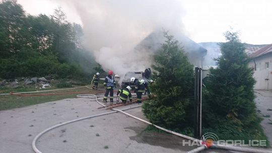 Ropica Górna. Pożar zabudowań. Na miejscu kilka zastępów straży pożarnej.