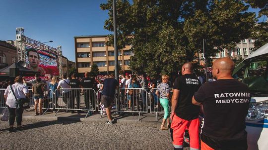 Na gorlickim Rynku zrobiło się biało-czerwono. Razem kibicujemy naszym! (ZDJĘCIA)