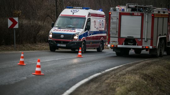 Ropica Górna: opel uderzył w betonowy przepust, dwie osoby ranne